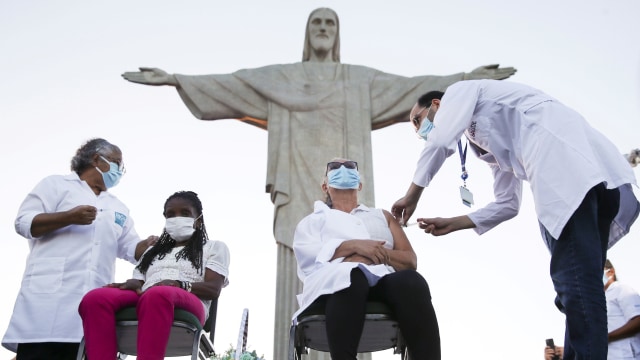 Dulcineia da Silva Lopes disuntik vaksin corona Sinovac di patung Christ the Redeemer, Rio de Janeiro, Brasil.
 Foto: Ricardo Moraes/REUTERS