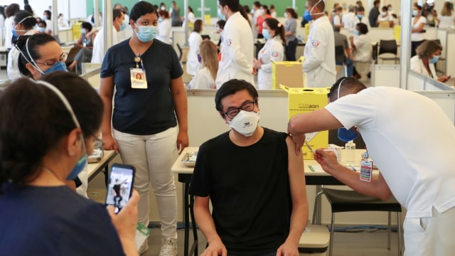 Seorang petugas kesehatan disuntik vaksin corona Sinovac di Rumah Sakit das Clinicas, Sao Paulo, Brasil. Foto: Amanda Perobelli/REUTERS
