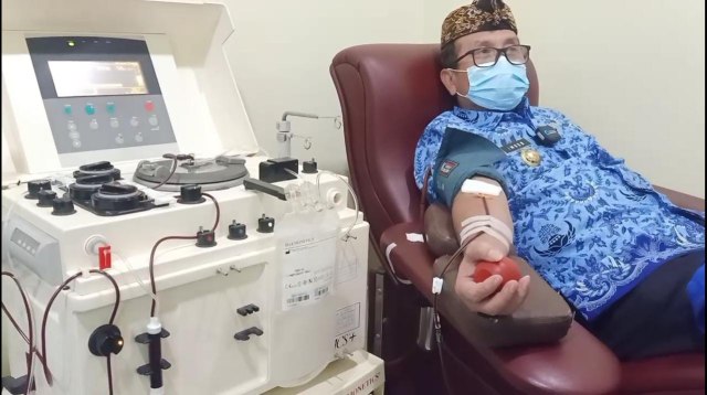 Bupati Cirebon, Imron Rosyadi mendonorkan plasma darah di PMI Kabupaten Cirebon pada Senin (18/01/2021). (Komara)