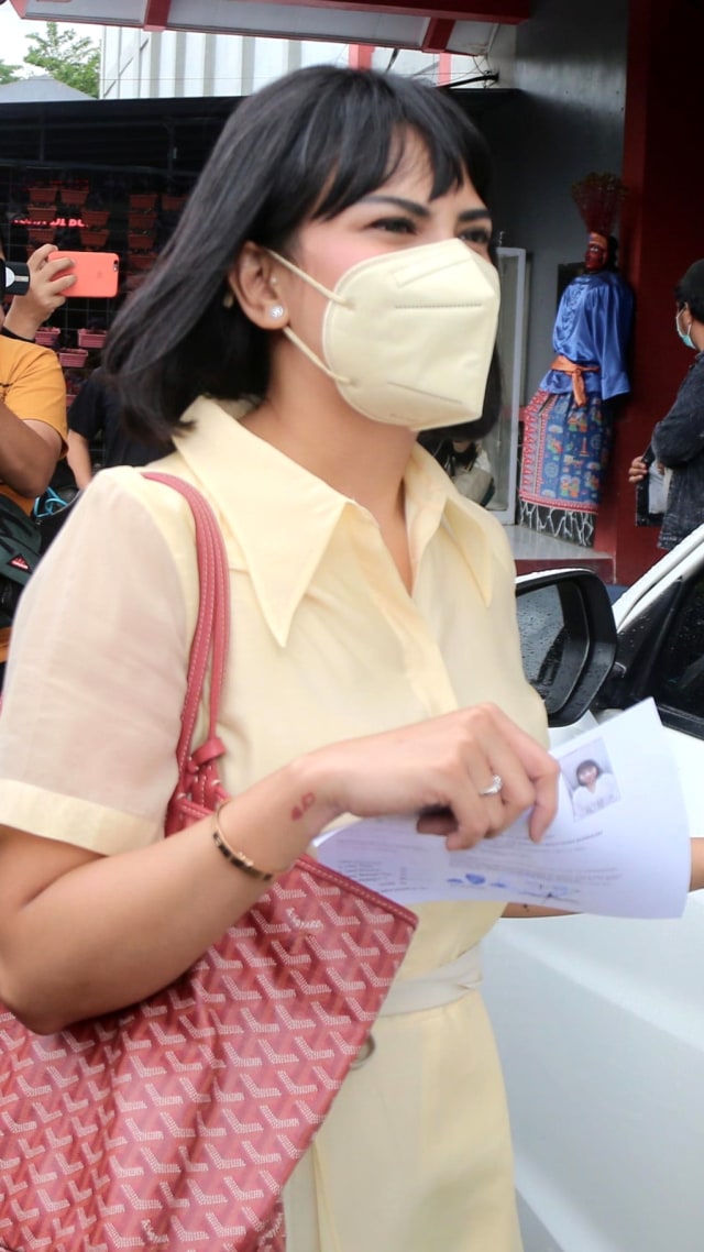 Vanessa Angel saat menyelesaikan administrasi terkait bebas murni di Rutan Pondok Bambu, Jakarta, Senin, (18/1). Foto: Ronny