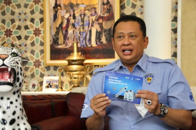 Bambang Soesatyo disuntik vaksin corona. Foto: Dok. MPR RI