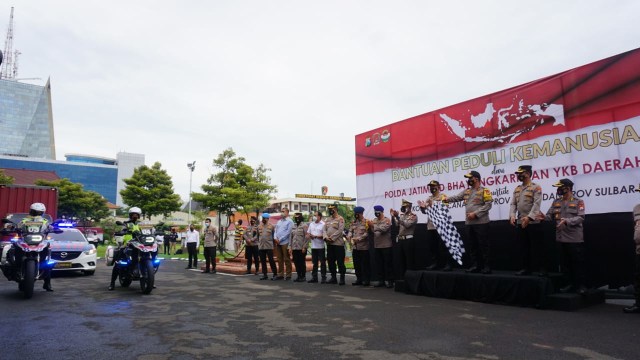 Wakapolda Jatim dan Bhayangkari Berangkatkan 25.165 Ribu Paket Sembako ke Korban Banjir dan Gempa