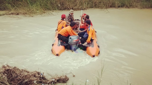 Tim SAR Gabungan, saat lakukan persiapan pencarian Pasinah (63), warga Desa Ngrejeng Kecamatan Purwosari Kabupaten Bojonegoro, yang dilaporkan tenggelam di Sungai Gandong di desa setempat. (foto: istimewa)