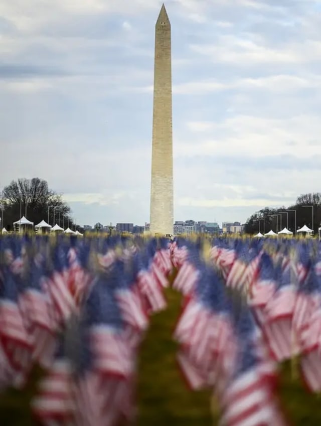 Ribuan bendera AS jelang pelantikan Joe Biden. Foto: Eric Baradat/AP