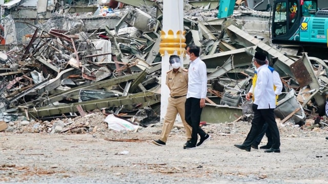 Presiden Joko Widodo meninjau Kantor Gubernur Sulawesi Barat yang mengalami kerusakan karena gempa di Mamuju, Provinsi Sulawesi Barat. Foto: Biro Pers Sekretariat Presiden