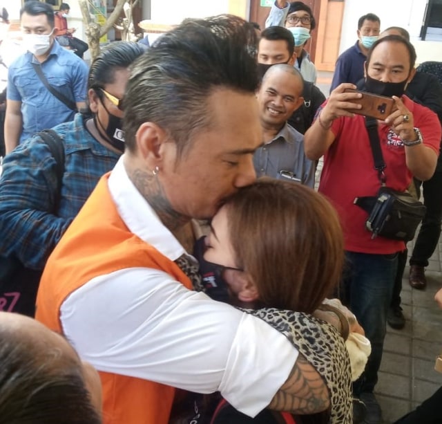 Jerinx memeluk Nora sebelum sidang vonis di PN Denpasar - IST