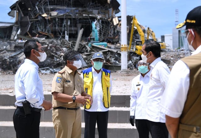 Presiden Joko Widodo meninjau Kantor Gubernur Sulawesi Barat yang mengalami kerusakan karena gempa di Mamuju, Provinsi Sulawesi Barat. Foto: Lukas/Biro Pers Sekretariat Presiden