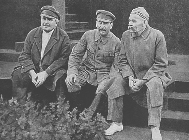 Avel Enukidze (kiri) pada gilirannya "dihapus" oleh Joseph Stalin dari dokumentasi Uni Soviet | Wikimedia Commons
