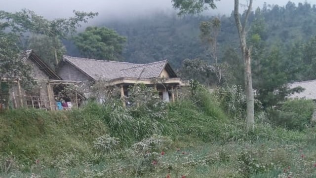 Atap rumah warga Boyolali terlihat memutih tertutup debu vulkanik akibat erupsi merapi