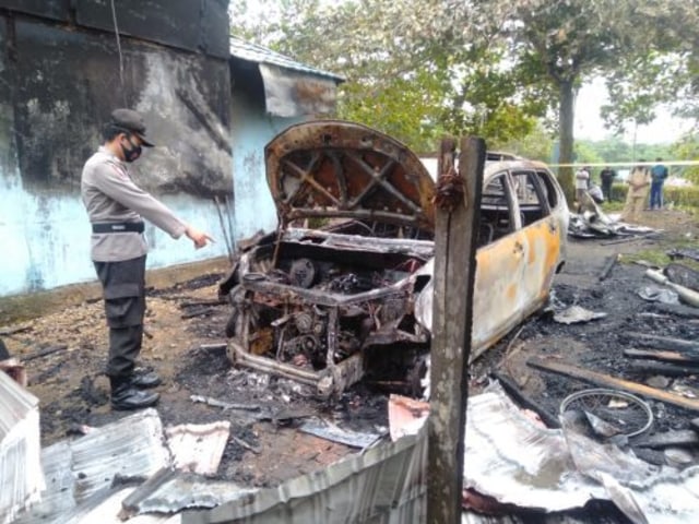 Polisi saat berada di TKP kebakaran rumah dan 2 mobil warga di Desa Hayaping, Barito Timur, Selasa (19/1). (FOTO: Dok. Polsek Awang).