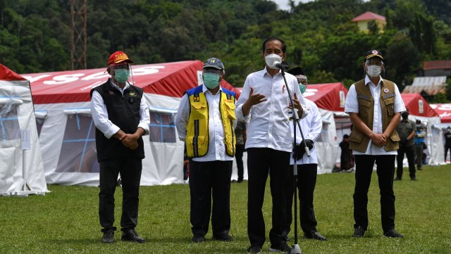 Presiden Joko Widodo (kedua kanan) menyampaikan pengarahan usai bertemu para pengungsi di Stadion Manakarra, Mamuju, Sulawesi Barat, Selasa (19/1). Foto: Sigid Kurniawan/ANTARA FOTO