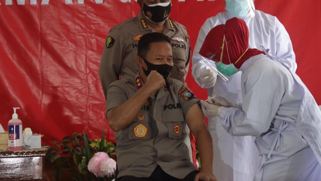 Kapolda Kepri, Irjen Pol Aris Budiman saat suntik vaksin COVID-19 bersama Forkopimda Provinsi Kepri di Kota Tanjungpinang. Foto: Dok Polda Kepri