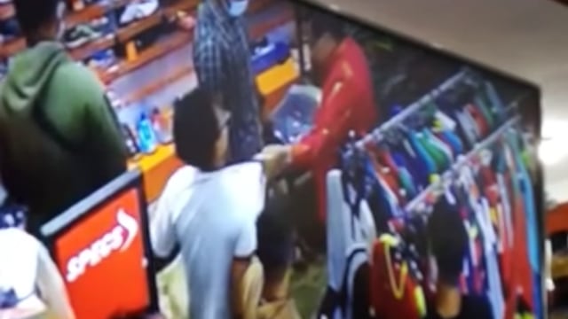 Video cctv viral diduga Bupati Donggala, Kasman Lassa menarik salah satu krak baju karyawan di Toko Sport, Kota Palu. Foto: Video CCTV/Istimewa