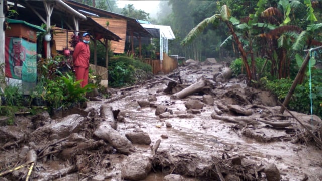 Ade Yasin Akan Bahas Relokasi Warga Terdampak Banjir Bandang Gunung Mas Puncak (119401)