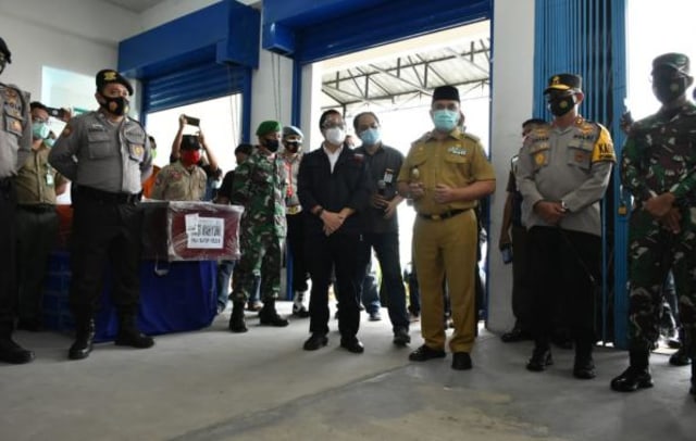 Gubernur Kepulauan Bangka Belitung, Erzaldi Rosman memimpin prosesi serah terima dua jenazah korban jatuhnya pesawat Sriwijaya SJ 182. (Ist)