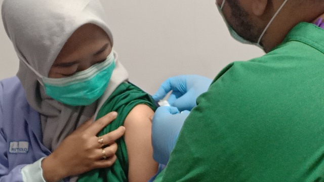 Vaksinasi terhadap tenaga medis yang dilayani di RS JIH Solo