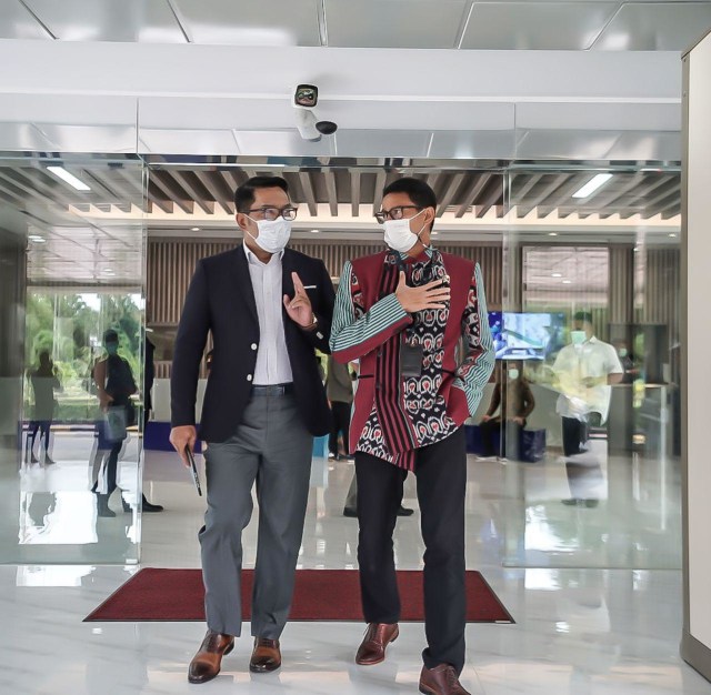 Menparekraf Sandiaga Uno (Kanan) dan Gubernur Jawa Barat Ridwan Kamil (Kiri) di kantor Kemenparekraf/Baparekraf, Selasa (19/1) Foto: Dok. Istimewa