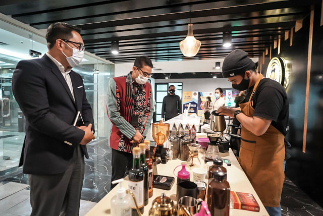 Terima Kunjungan Ridwan Kamil, Sandiaga Uno Suguhkan Kopi Khas Lokal (58418)