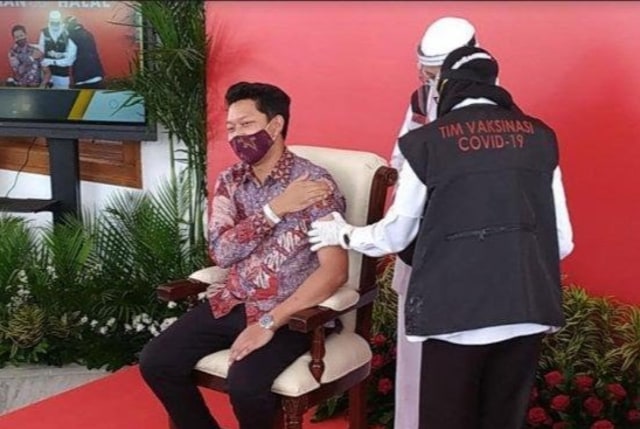 Youtuber Bayu Skak saat ikut vaksin perdana di Jatim, Kamis (14/1) lalu. Herd immunity akan terbentuk 15 bulan ke depan, dengan catatan pasokan vaksin untuk 70 persen dari jumlah penduduk Indonesia tersedia lancar. Foto: Masruroh/Basra﻿