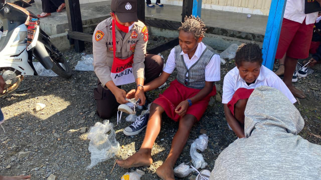 Sepatu baru yang diberikan kepada para siswa di SD Inpres Pagalame, Kabupaten Puncak Jaya, Papua. (Dok Polda Papua)