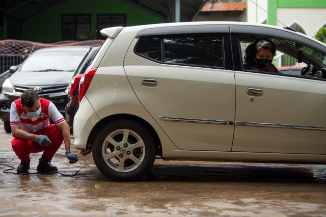 Proses uji emisi gas buang pada mobil milik warga di Rawasari, Jakarta, Selasa (19/1). Foto: Aditya Pradana Putra/Antara Foto