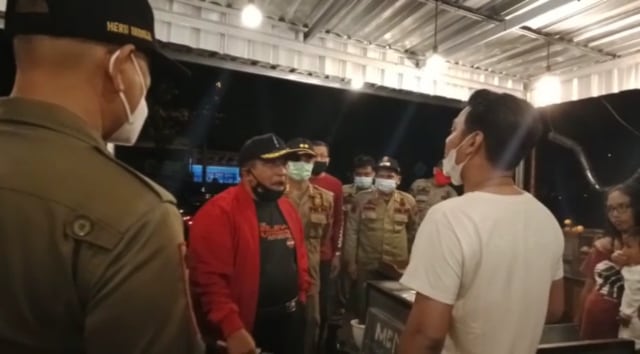 Tangkapan layar video viral Bupati Sukoharjo Wardoyo Wijaya saat cekcok dengan pedagang