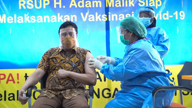 48 tenaga kesehatan di RSUP Haji Adam Malik jalani vaksinasi pada Selasa (19/1). Foto : Istimewa