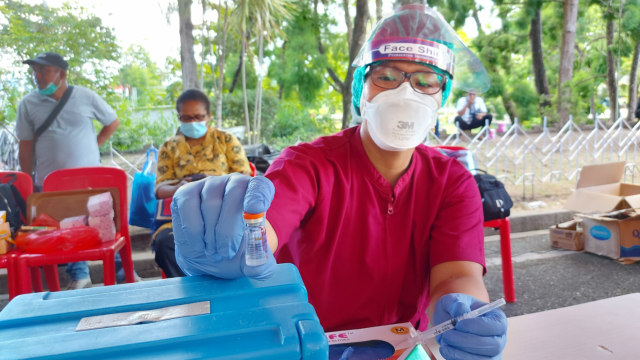 Tenaga kesehatan di Kota Jayapura sedang menunjukan vaksin corona. (BumiPapua.com/Qadri Pratiwi)