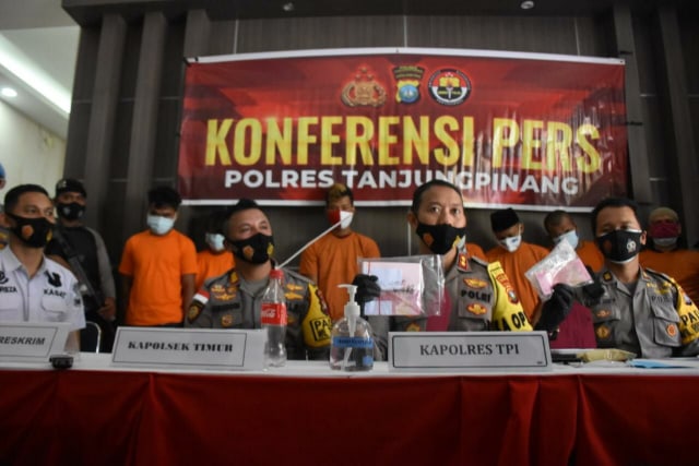 ﻿Kapolres Tanjungpinang, AKBP Fernando, saat merilis kedua tersangka pengedar uang palsu. Foto: Istimewa