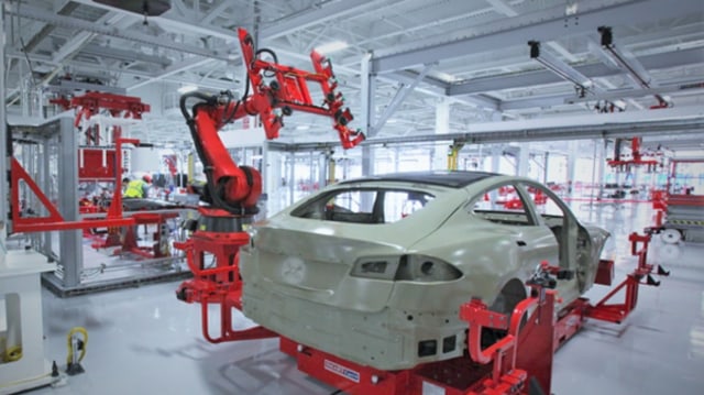 Kondisi pabrik Tesla yang sedang merakit mobil listrik Tesla model S dan dipersiapkan untuk produksi massal.