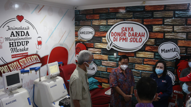 Gubernur Jawa Tengah Ganjar Pranowo meninjau fasilitas donor plasma konvalesen di PMI Solo