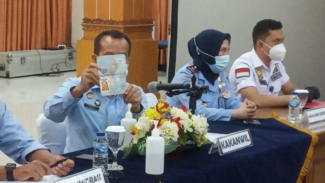 Kepala Kantor Wilayah Kemenkumham Bali, Jamaruly Manihuruk saat menunjukkan identitas Kristen Gray - WIB
