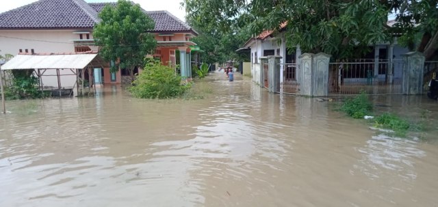 Kondisi di salah satu permukiman warga di Kabupaten Cirebon yang terendam banjir. (Juan)