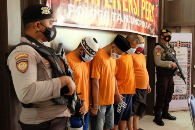 Empat tersangka diamankan Polres Tanjungpinang. (Foto: Afriadi/Batamnews)