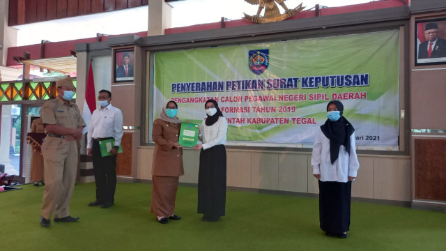 Bupati Tegal, Umi Azizah  menyerahkan SK Pengangkatan CPNS.