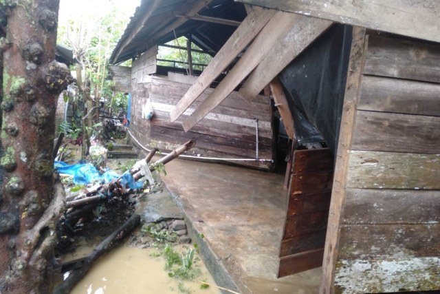 Salah satu rumah warga di Kecamatan Mila, Kabupaten Pidie, Aceh, yang rusak akibat diterjang arus banjir luapan. Foto: Dok. BPBD Pidie
