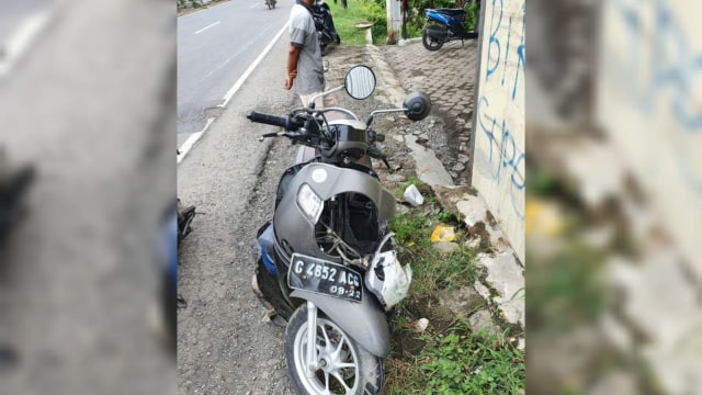 Sepeda motor korban rusak setelah terlibat kecelakaan di depan SPBU Cabawan Tegal.