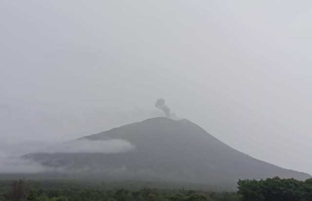 Gunung Api Ile Lewotolok di Lembata, NTT, Selasa (19/1/2021). Foto: Teddi Lagamaking