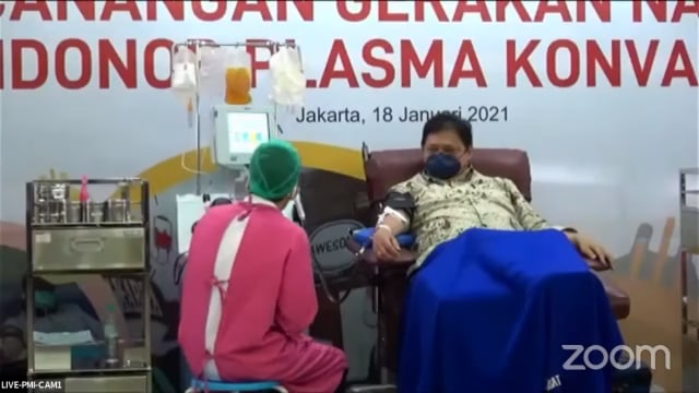 Menko Perekonomian Airlangga Hartarto saat mendonorkan plasma darahnya di PMI. Foto: YouTube/Kemenko PMK