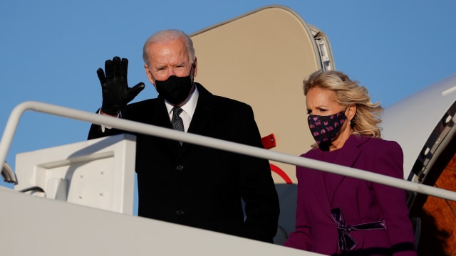 Presiden terpilih AS Joe Biden dan istrinya Jill turun dari pesawat di Pangkalan Bersama Andrews, Maryland, Amerika Serikat.  Foto: Tom Brenner/REUTERS