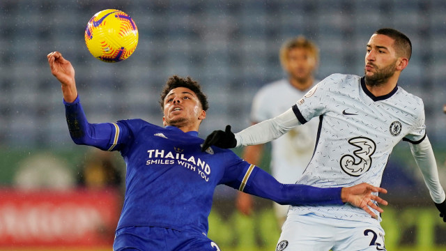 Pemain Chelsea Hakim Ziyech berebut bola dengan pemain Leicester City James Justin pada pertandingan lanjutan Premier League di King Power Stadium, Leicester, Inggris. Foto: Tim Keeton/Pool/REUTERS