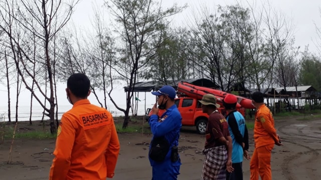 Basarnas menurunkan tim untuk mencari keberadaan 6 awak kapal yang tenggelam di Perarian Pemalang, Rabu (20/1/2021). (Foto: Dok. Basarnas)