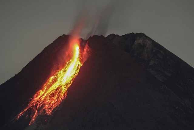 Gunung Merapi Keluarkan Awan Panas Guguran Sejauh 1,7 Km ke Barat Daya (22262)