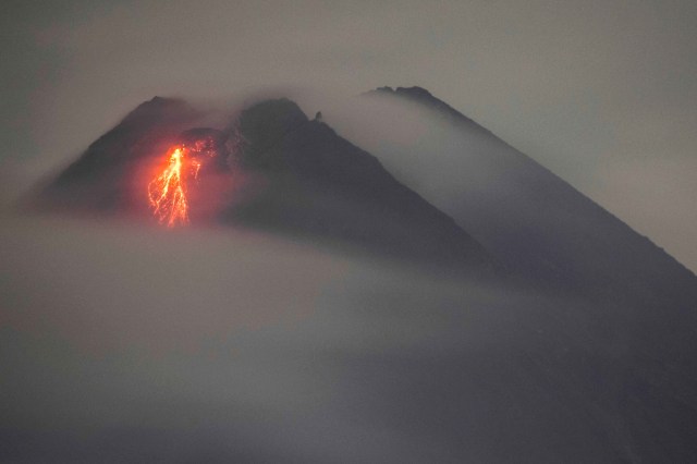 Ilustrasi guguran Gunung Merapi. Foto: Agung Supriyanto/AFP