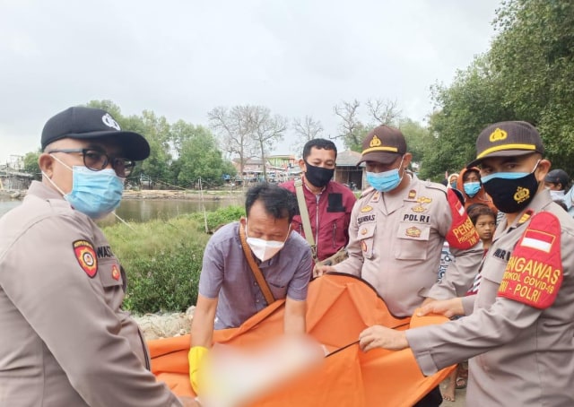 Nelayan temukan potongan tubuh diduga korban SJ182 di Pantai KISS Cituis Tangerang. Foto: Dok. Istimewa