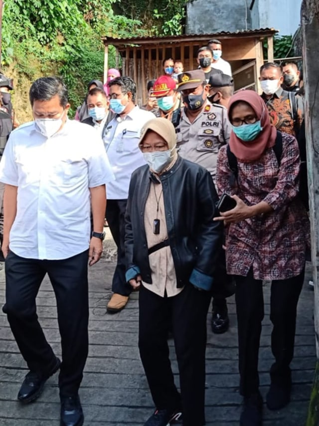 Mensos Tri Rismaharani didampingi Wakil Gubernur Sulawesi Utara, Steven O Kandouw berjalan kaki menuju ke lokasi terdampak Banjir Manado