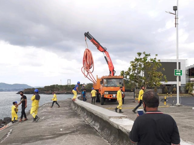 PLN berupaya memulihkan listrik pasca banjir dan longsor di Manado. Foto: Dok. PLN