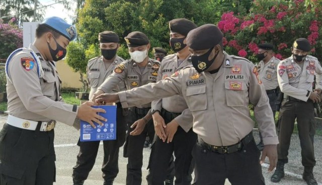 Personel Polres Kaimana ketika memberikan sumbangan dana untuk korban bencana alam. Foto istimewa