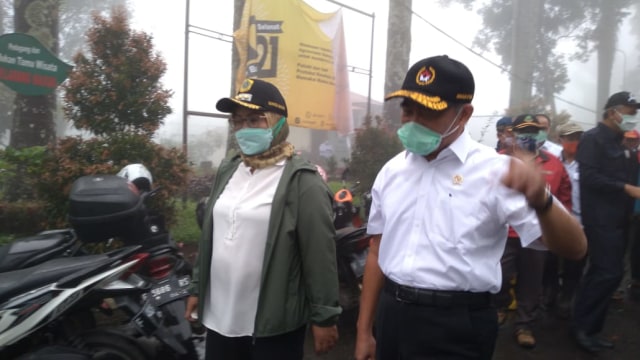 Bupati Bogor Ade Yasin (kiri) dan Menko PMK Muhadjir Effendy tinjau lokasi banjir bandang Gunung Mas Puncak. Foto: Dok. Istimewa