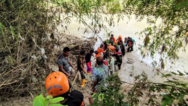 Tim SAR Gabungan, saat lakukan evakuasi mayat Pasinah (63), warga Desa Ngrejeng Kecamatan Purwosari Kabupaten Bojonegoro, yang tenggelam di Sungai Gandong di desa setempat. (foto: istimewa)